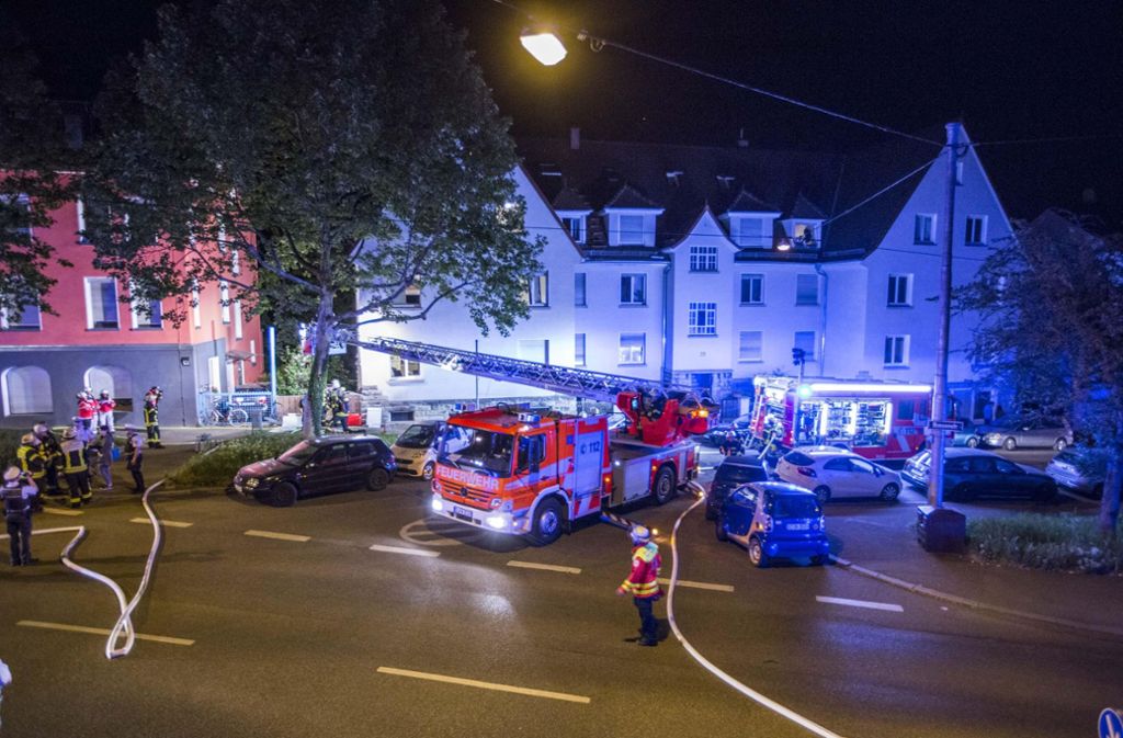 Schwerverletzte nach Kellerbrand in Mehrfamilienhaus in Stuttgart