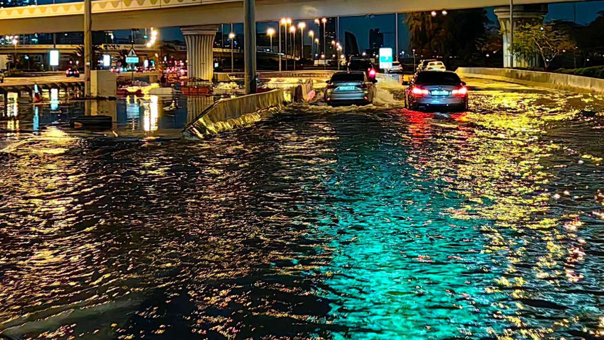 Heftige Unwetter in Vereinigten Arabischen Emiraten: Überschwemmungen in Dubai – Schwerster Regen seit 1949