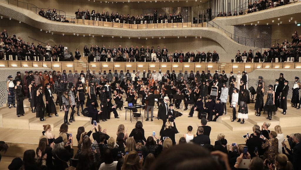 Chanel-Schau in der Elbphilharmonie: Karl Lagerfeld zieht es nach Hause