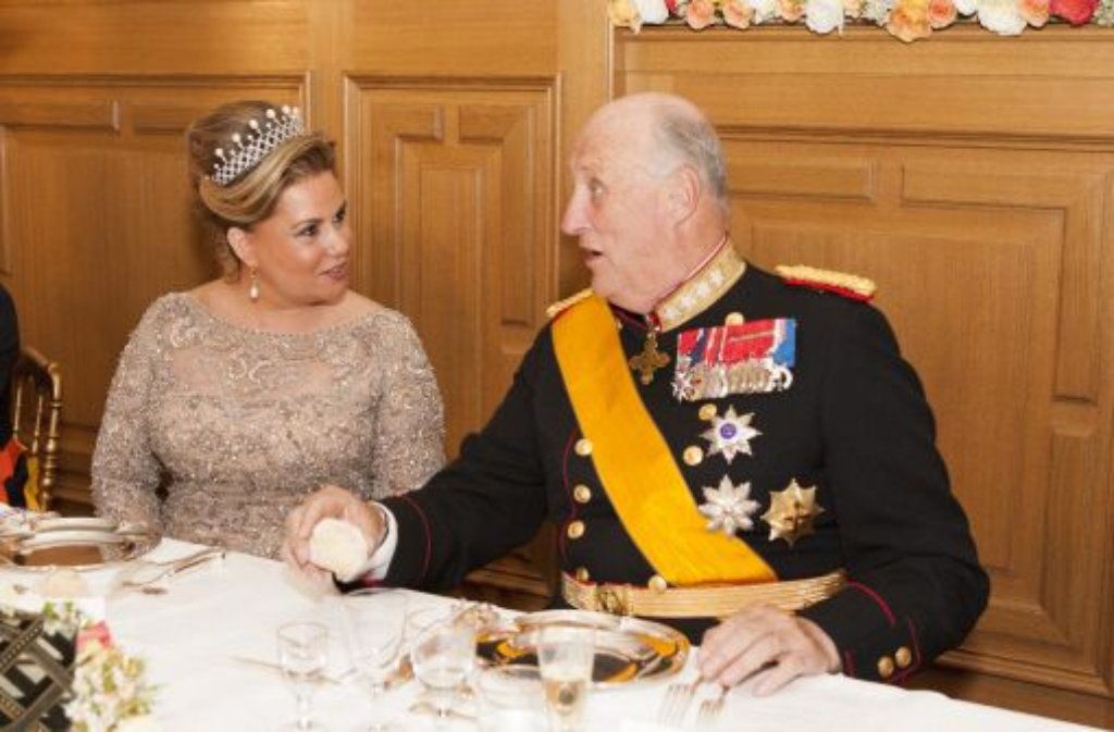 Großherzogin Maria Teresa von Luxemburg im Gespräch mit König Harald von Norwegen