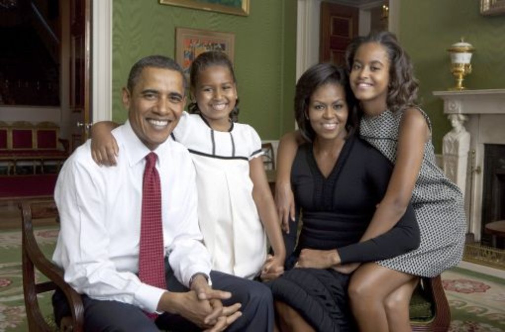 US-Präsident Barack Obama (links), First Lady Michelle Obama (zweite von rechts), Malia (rechts) und Sasha am 1. September 2009 im Weißen Haus.