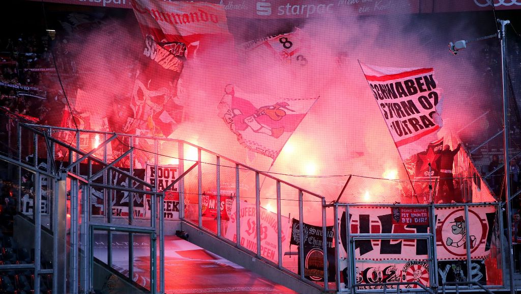 VfB Stuttgart bei Borussia Mönchengladbach: VfB-Fans zünden Pyros – Spiel für einige Minuten unterbrochen