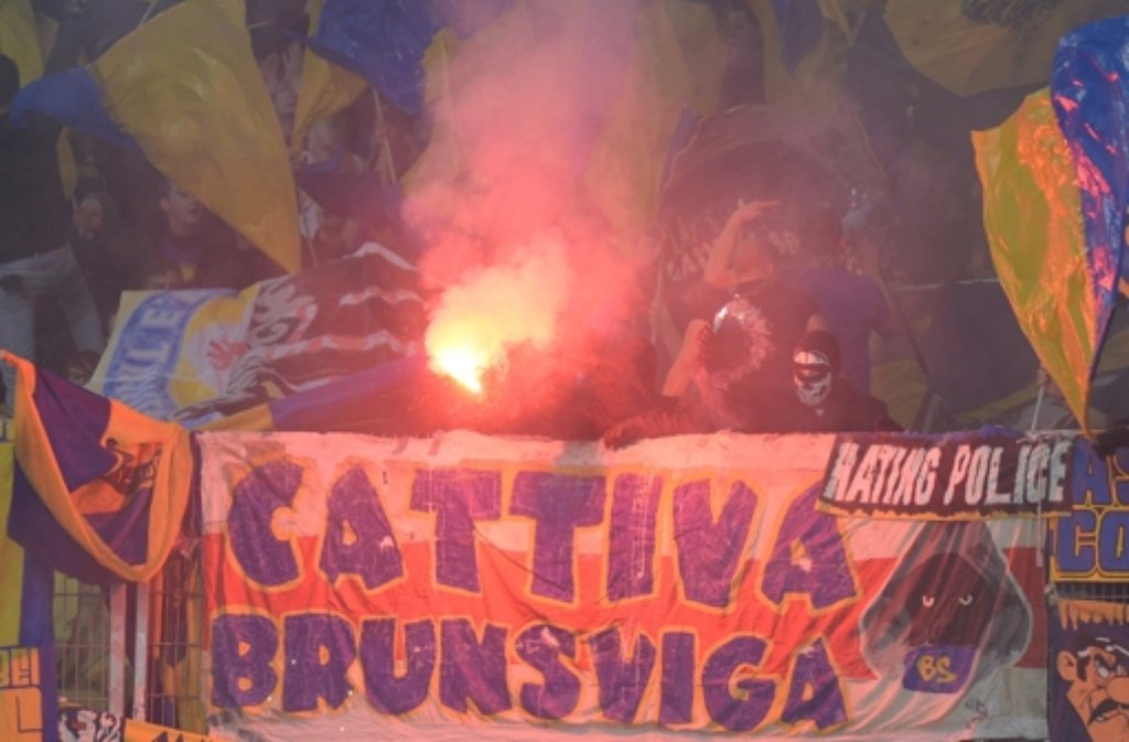 Fans von Eintracht Braunschweig haben Feuerwerkskörper im Fanblock gezündet.