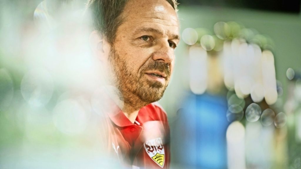 Trainingsauftakt beim VfB Stuttgart: Zorniger will sich nicht verbiegen lassen
