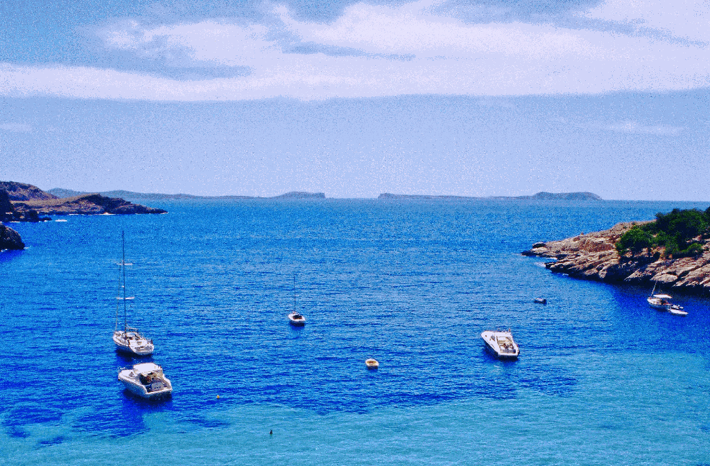 Dreh- und Angelpunkt: Eivissa Die Route führt zunächst im Uhrzeigersinn um die Insel Ibiza herum. Im Leihauto lernen Sie dabei die wichtigsten Highlights kennen, ehe Sie den Wagen abgeben, per Boot zur kleineren Nachbarinsel Formentera übersetzen und dort einen Inseltrip zu den Topspots starten. Schöne Ziele am Wegesrand verlocken dazu, die Route nach Belieben um Tage zu verlängern. Auch Wanderungen sind einplanbar. Startpunkt ist Ibizas Hauptstadt Eivissa, die Sie zwischen Hafen und mauerumzogenem Altstadthügel ins Schwitzen bringt. In Kneipen, Cafés und Restaurants stocken Sie die verlorenen Kalorien wieder auf - die herrlichen Ausblicke gibt’s umsonst dazu. Von Eivissa geht es quer durch die Salinen - mit Blick auf glitzernde Wasserflächen und Salzberge - zu den ersten Topstränden Platja d’es Cavallet und Platja de Ses Salines.Auf zum BergthronWeniger zum Schwimmen als wegen der Aussicht empfiehlt sich ein Zusatzabstecher zur Platja d’es Codolar. Ein grandioser Perspektivwechsel folgt bei Sant Josep de sa Talaia mit der Auffahrt auf Ibizas Bergthron Sa Talaia. Die Alternative ist der schweißtreibende Aufstieg zu Fuß ab Sant Josep. In diesem Fall: Wasser nicht vergessen!
