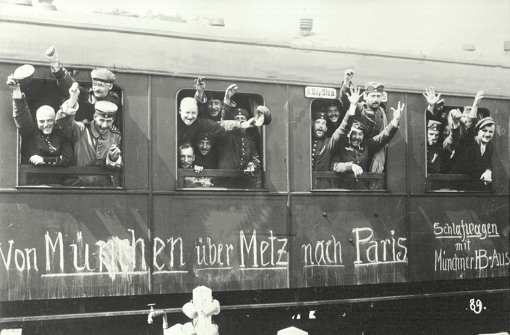 Mobilmachung im August 1914 in Deutschland: Bayerische Soldaten winken in euphorischem Glauben an einen schnellen Sieg. Foto: dpa
