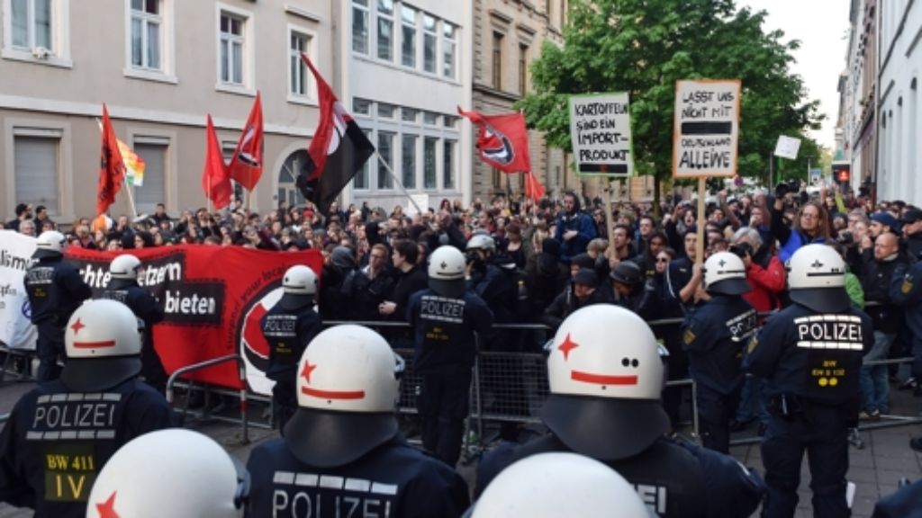 Karlsruhe: Zusammenstoß von Pegida-Gegnern und Polizei