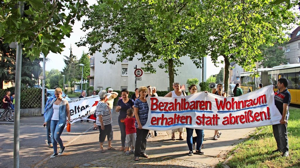 Keltersiedlungsbewohner gehen in Stuttgart-Zuffenhausen auf die Straße: Mit Trillerpfeifen   gegen SWSG-Abrisspläne