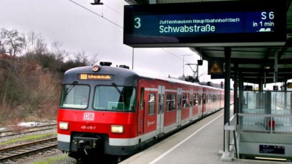 Blaulicht aus Stuttgart: 28. August: In S-Bahn mit Bierflasche geworfen