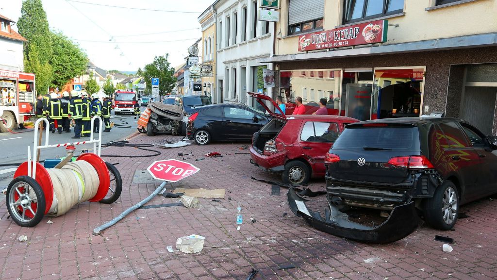 Unfall im Saarland: Auto rast in Geschäftsstraße: Eine Tote und sechs Verletzte