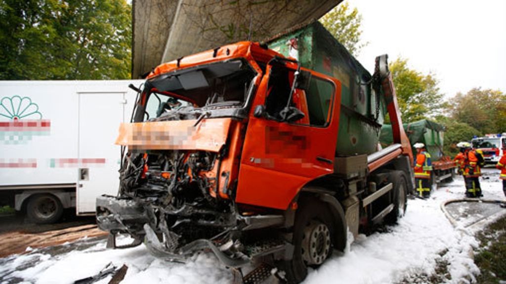 Remseck-Aldingen: Lkw-Fahrer stirbt bei Frontal-Crash