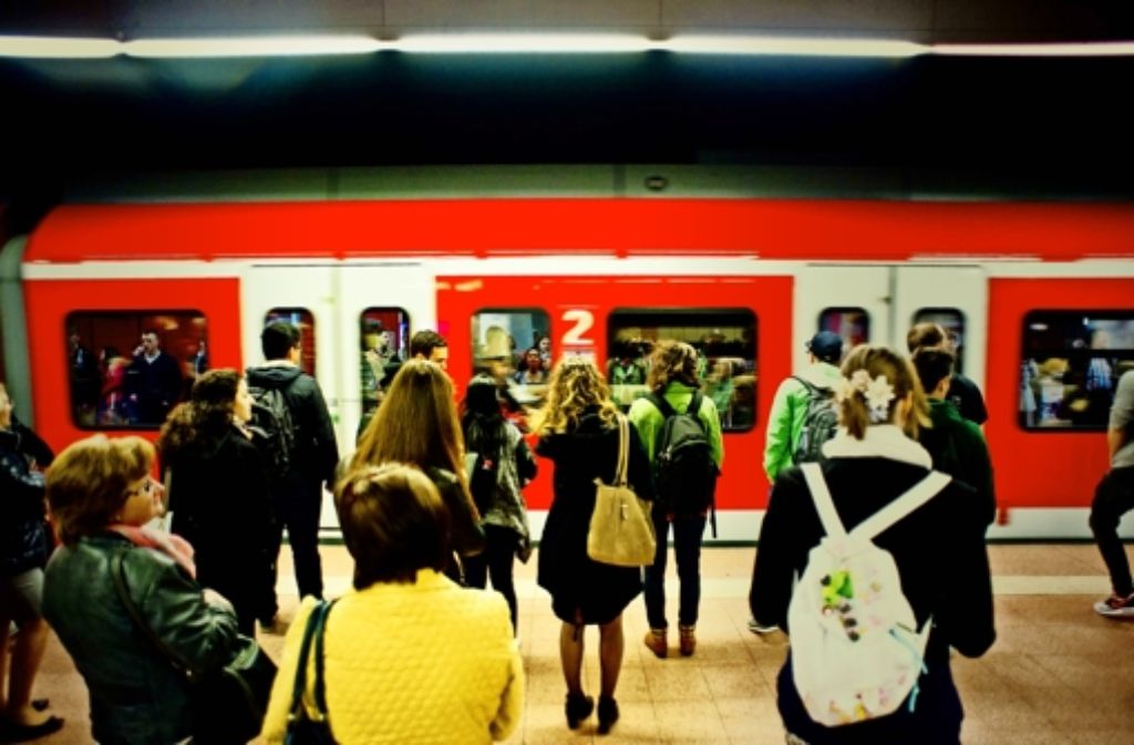 Wegen des Streiks müssen viele Pendler lange auf eine S-Bahn warten.