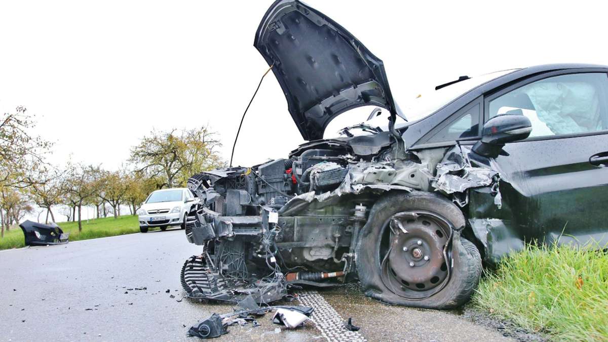 Frontalzusammenstoß bei Leutenbach: Zwei Autofahrerinnen schwer verletzt