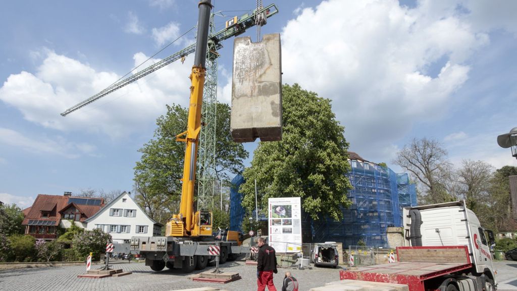 Sachsenheim: Riesenkran zur Schloss-Sanierung gebaut
