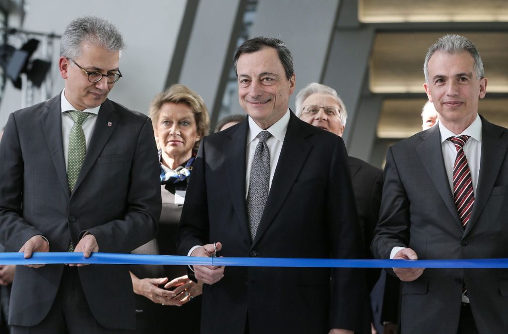 Begleitet von heftigen Krawallen hat EZB-Präsident Mario Draghi (Mitte) am Mittwoch den Neubau der EZB eröffnet.
