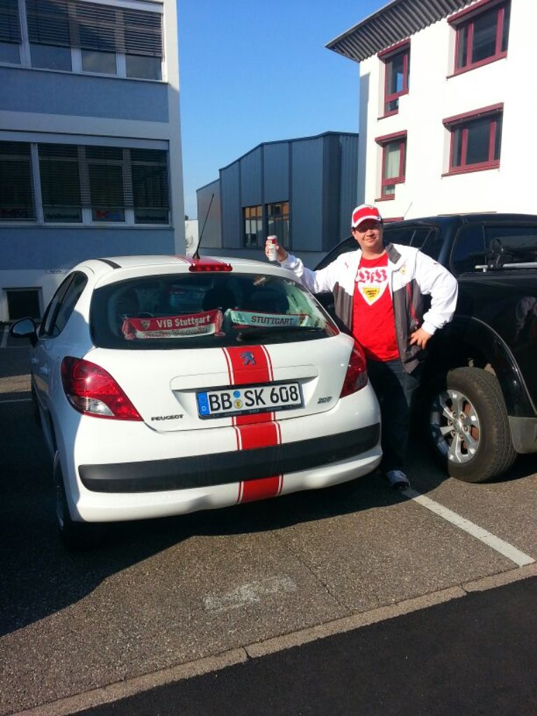 Ich, in weiß-rot, mit Dose des VfB-Energy-Drinks in weiß-rot, in der Hand, vor bzw hinter meinem Auto. Natürlich in weiß-rot!#jetztweissrot