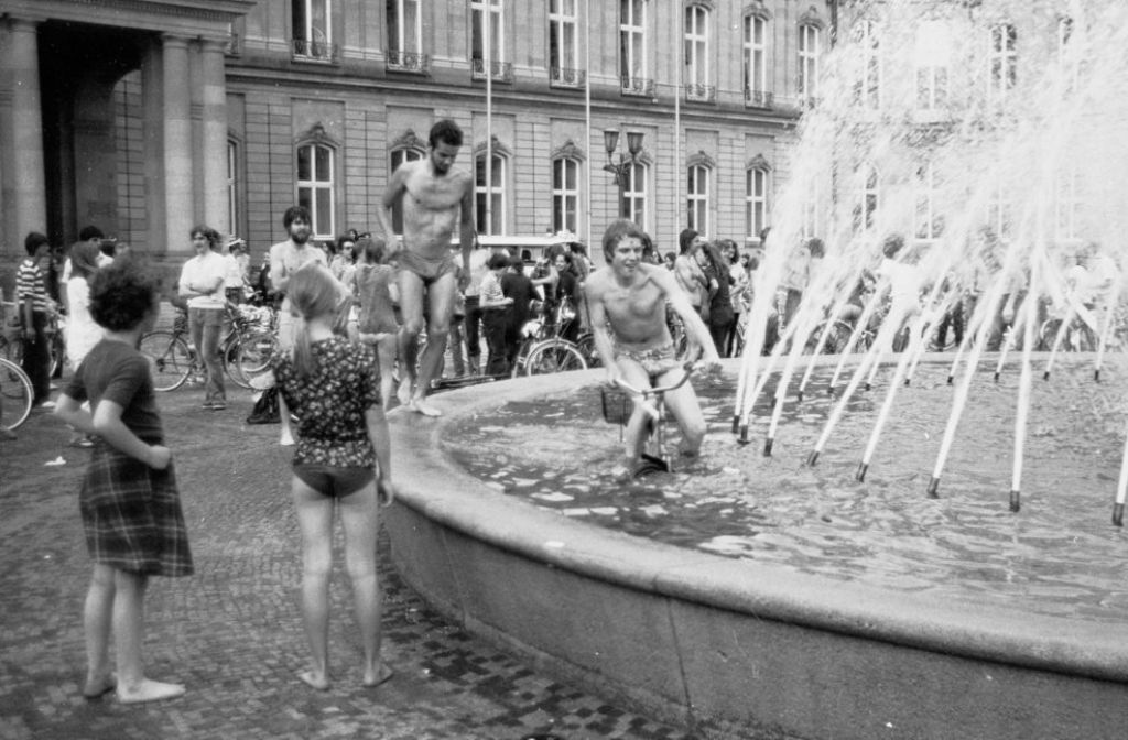 Auch in den 1970er Jahren gingen bereits viele Stuttgarter auf die Straße, um für bessere Radwege im Kessel zu demonstrieren. Dieses Foto von VZZZ-Chronist Markus Scholze zeigt eine Fahrraddemo im Juni 1979, bei der einige Teilnehmer eine Erfrischung in den Brunnen am Schlossplatz suchen.