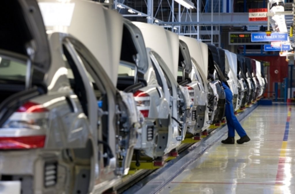 Auch für die Daimler-Mitarbeiter im Werk Sindelfingen gibt es keine guten Nachrichten. Der schwäbische Autobauer informiert die Belegschaft am 27. September über Kürzungen bei der Produktion. Grund ist das Auslaufen der in Sindelfingen gefertigten S-Klasse.