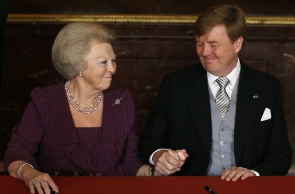 Eine Geste der Verbundenheit: Beatrix mit ihrem Sohn Willem-Alexander