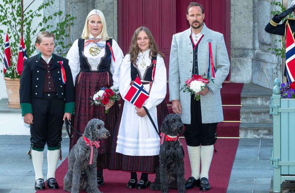 Beinahe schon eine Dynastie von Labradoodles hat das norwegische Königshaus zu bieten: Kronprinz Haakon und seine Frau Mette-Marit sind die Herrchen von Milly Kakao und ihrer Tochter Muffins.