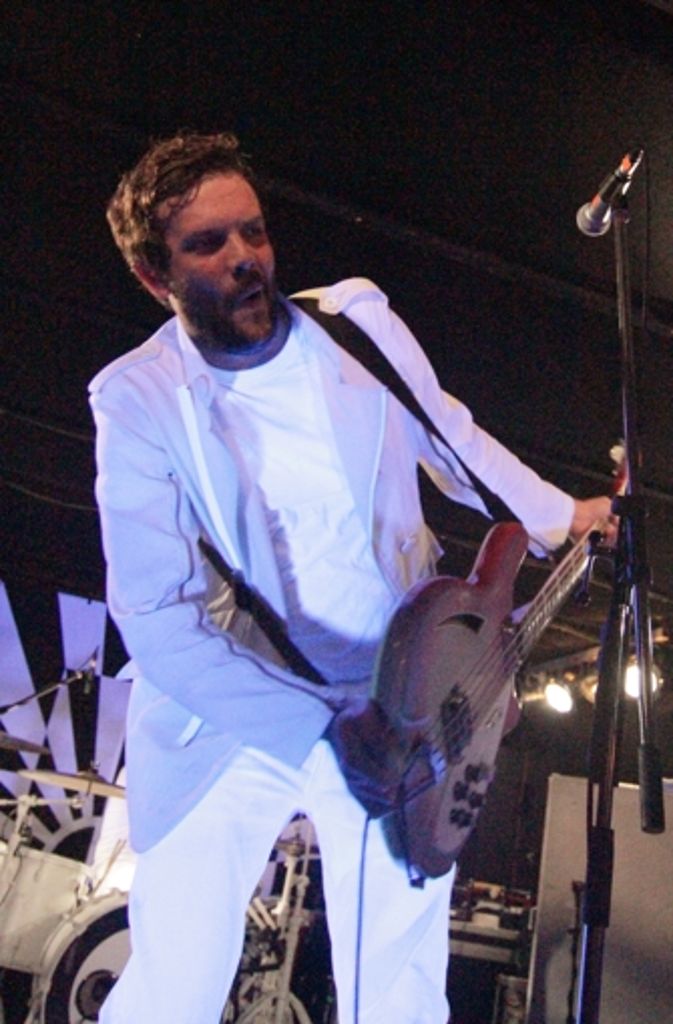 Jamie Reynolds (Bass, Gesang) gibt sich größte Mühe, das Stuttgarter Publikum auf Touren zu bringen.