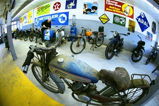 Neben Autos werden auch Zweirad-Raritäten präsentiert Foto: Rudel