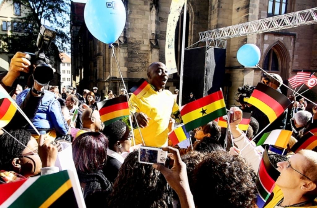 50 Sänger sind aus ganz Deutschland angereist, um vor der Stiftskirche ein besonderes Lied anzustimmen: eine Kombination aus „Kein schöner Land“ und dem afrikanischen „Nkosi Sikelel i Afrika“ („Gott schütze Afrika“).