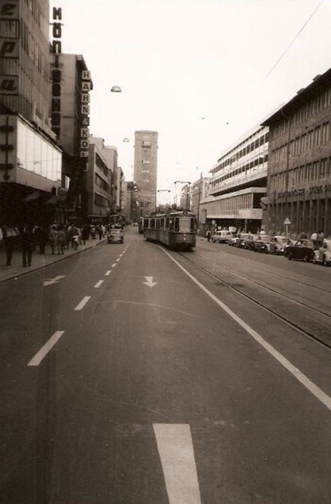 Die Königstraße mit der Straßenbahn.