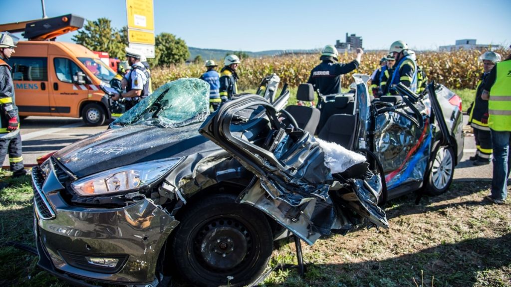 Schwerer Unfall bei Weinstadt: Betonmischer rammt Auto – Fahrer eingeklemmt