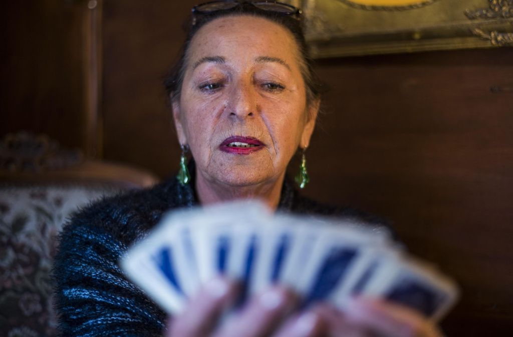 Madame Odessa alias Renee Traber befragt die Karten.