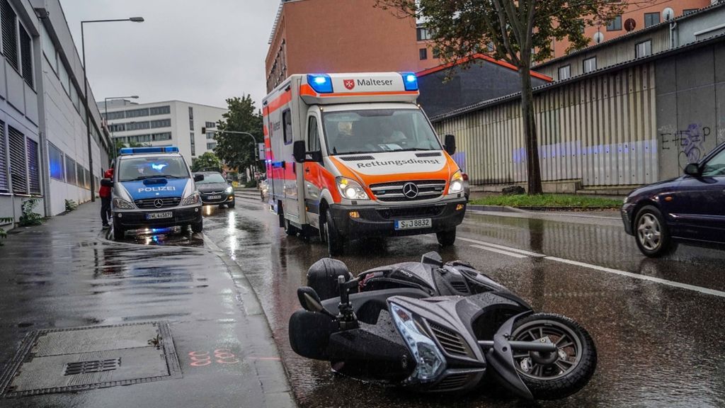 Stuttgart-Feuerbach: Rollerfahrer verletzt sich schwer