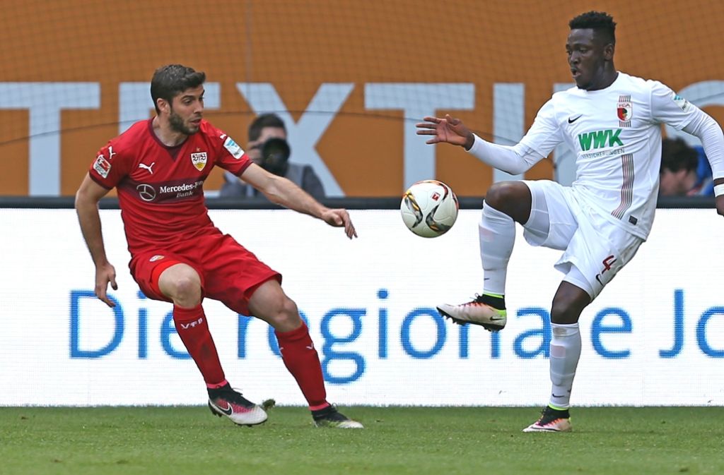 Emiliano Insua vom VfB Stuttgart hatte mit seinem Gegner Daniel Opare vom FC Augsburg zu kämpfen.