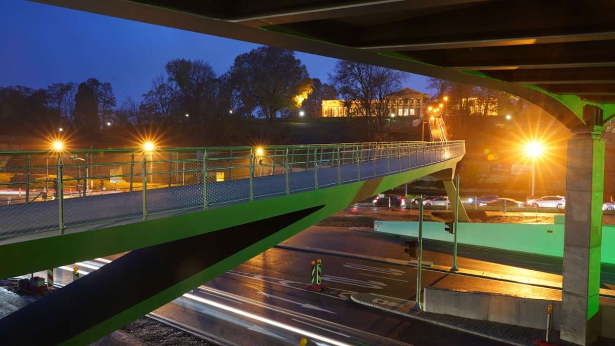 Neckarsteg in Stuttgart-Bad Cannstatt: Die neue Fußgängerbrücke funkelt bei Nacht