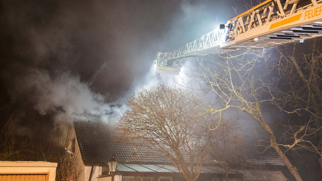 Feuer in Einfamilienhaus in Erligheim: Senioren können sich vor Flammen retten