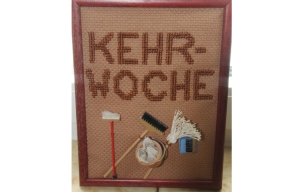 Helmut Frankenhausers Kehrwochenschild ist mit Stickereien verziert.