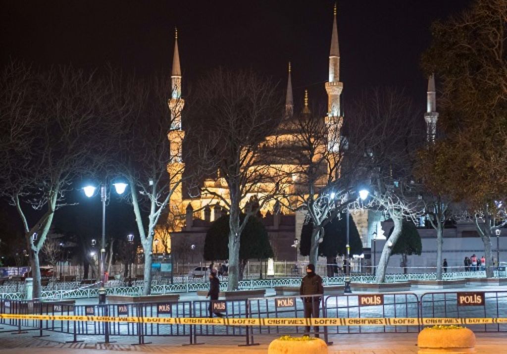 Der Ort des Anschlags nahe der Hagia Sophia wird auch in der Nacht bewacht.