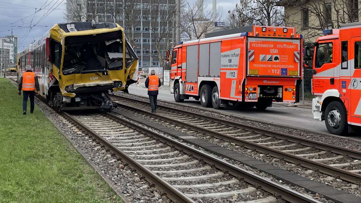 Schwerer Stadtbahn-Unfall in Stuttgart: Liveblog: Mittlerweile 15 Verletzte – 26-Jährige musste reanimiert werden