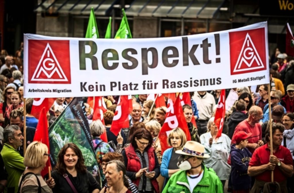 Protest gegen die islamkritische Bewegung: zahlreiche Menschen haben in Stuttgart gegen Rassismus und für Toleranz demonstriert.