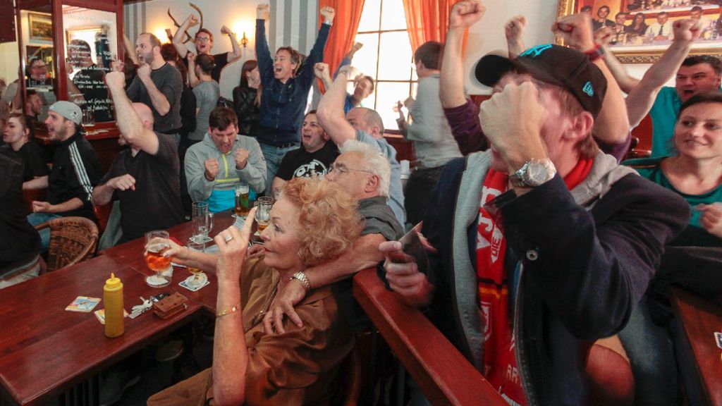 Stadionatmosphäre in Kneipen: Fans leiden und feiern mit dem VfB