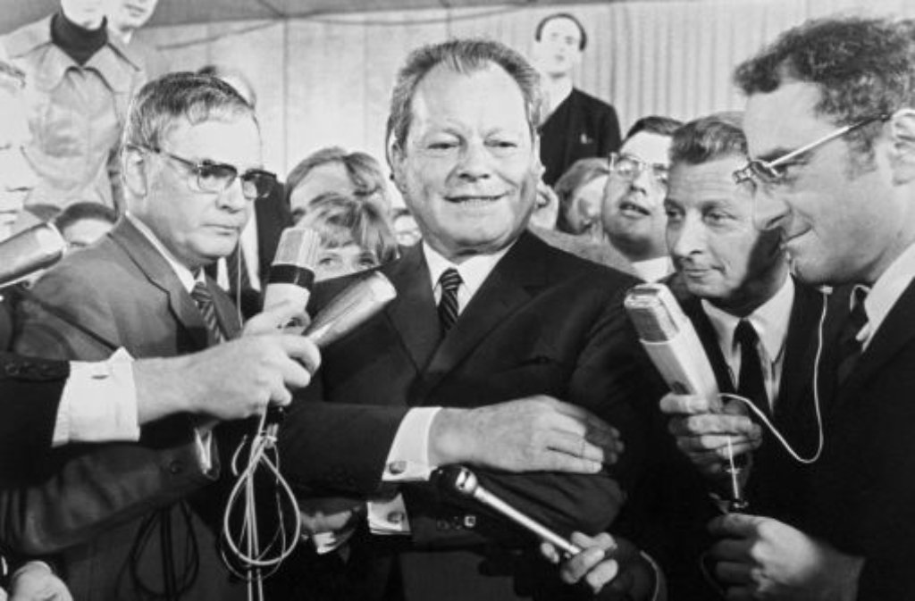 1969: SPD-Kanzlerkandidat Willy Brandt am Wahlabend - praktisch im Alleingang entscheidet der Sozialdemokrat, die Große Koalition nicht fortzusetzen, sondern sich mit der FDP zusammenzutun.