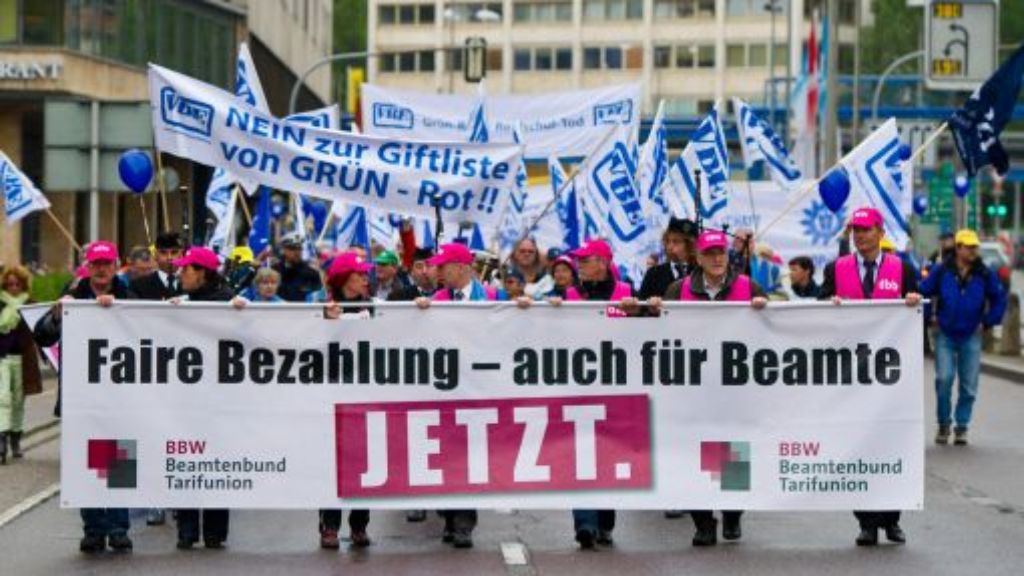 Beamtenproteste in Stuttgart: Beamte gehen gegen grün-rote Sparpolitik auf die Straße