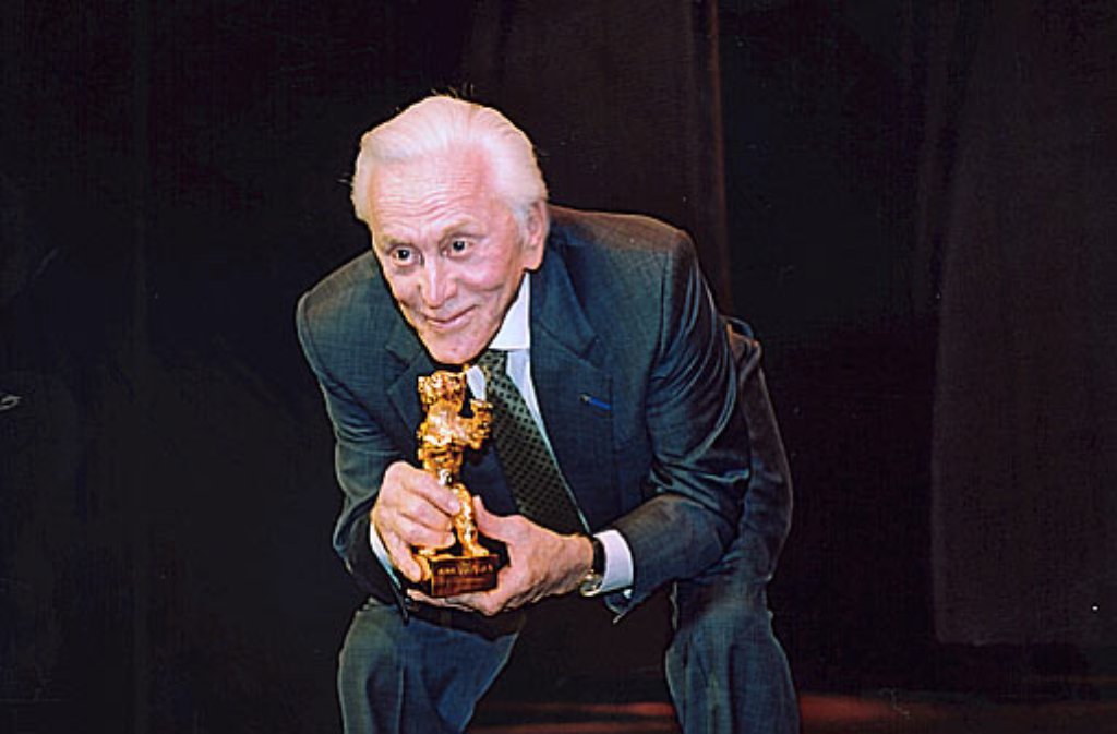 2001: Kirk Douglas freut sich über den den Goldenen Bären für sein Lebenswerk.