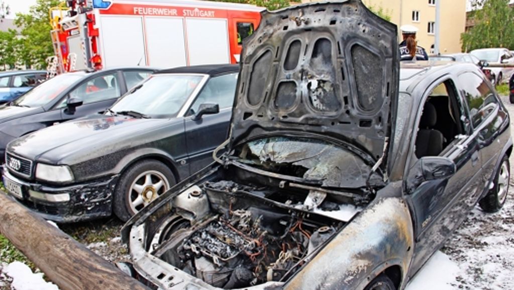 Brand in Zuffenhausen: Opel Corsa brennt völlig aus
