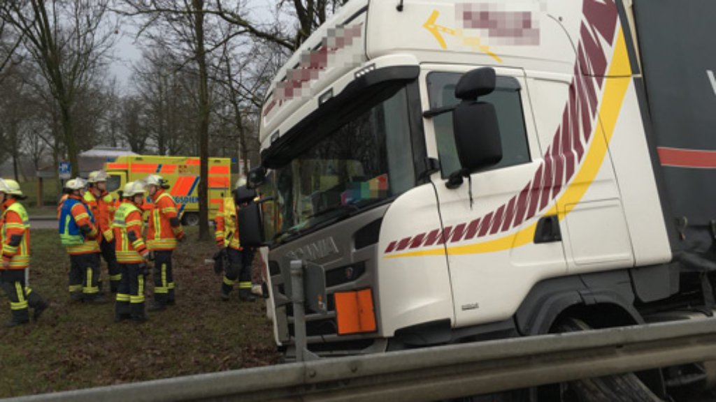 Stau nach Unfall bei Pleidelsheim: Lkw durchbricht Leitplanke auf A81