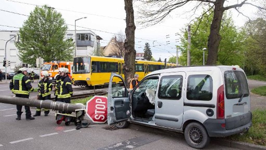 Unfall in Stuttgart-Feuerbach: Ampel reißt Oberleitung der Stadtbahn ab