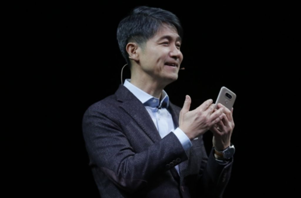Juno Cho, der Präsident und CEO bei der LG Corp., präsentiert das neue LG G5 Smartphone