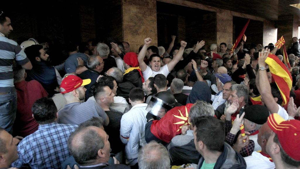 Oppositionsführer verletzt: Demonstranten stürmen mazedonisches Parlament