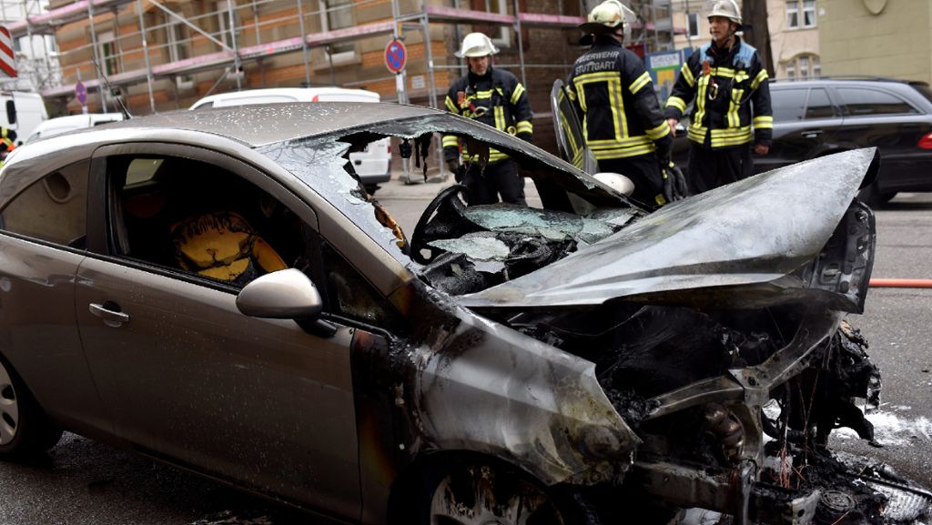 Stuttgart-Mitte: Opel Corsa brennt komplett aus