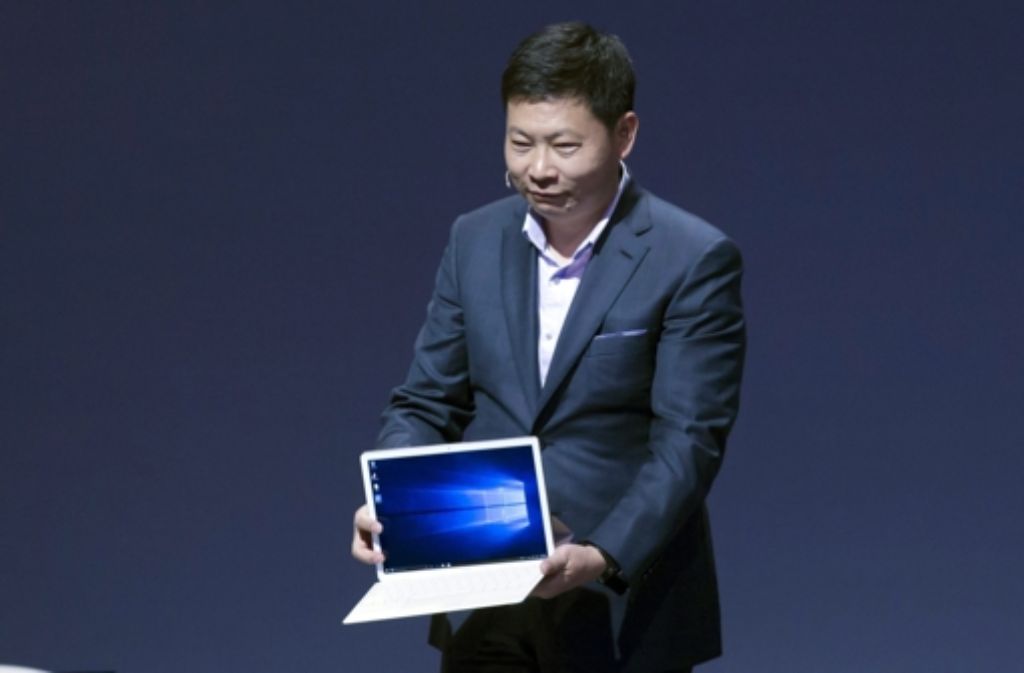 Richard Yu, CEO bei Huawei, präsentiert das neue „Matebook“ des Unternehmens, ein dünnes, leichtes Zwölf-Zoll-Windows-Tablet.