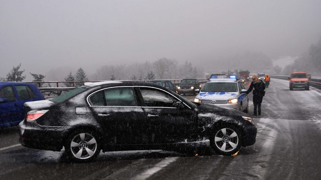 Wintereinbruch im Südwesten: Schnee bremst Autofahrer aus